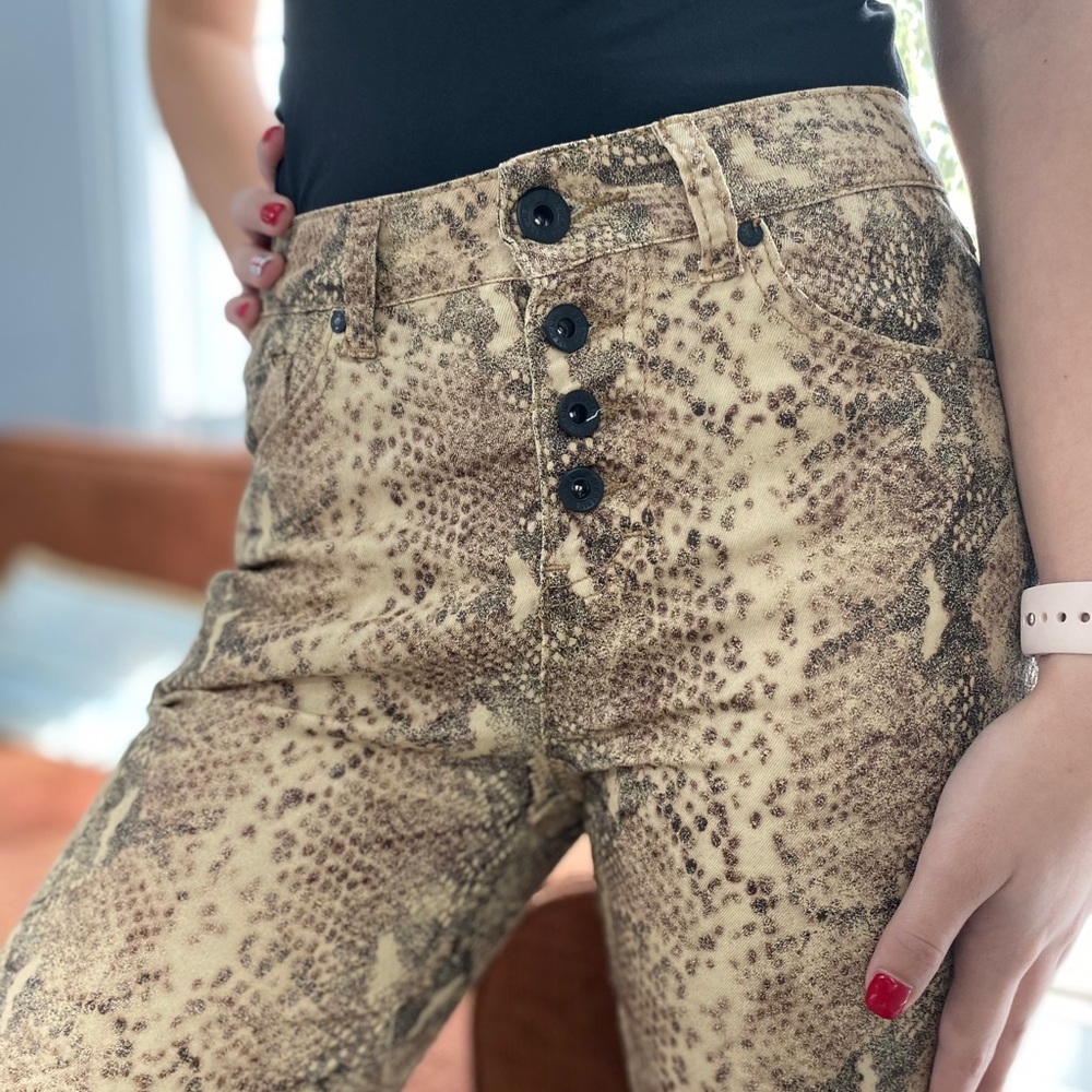RESTOCKED⭐️SNAKESKIN BUTTON FLY VENTI6